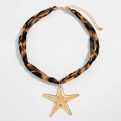 Colar Lenço Animal Print com Pingente Dourado