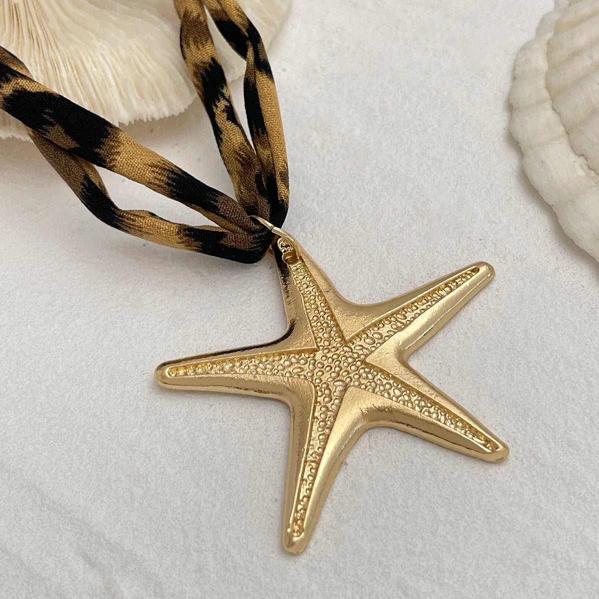 Colar Lenço Animal Print com Pingente Dourado