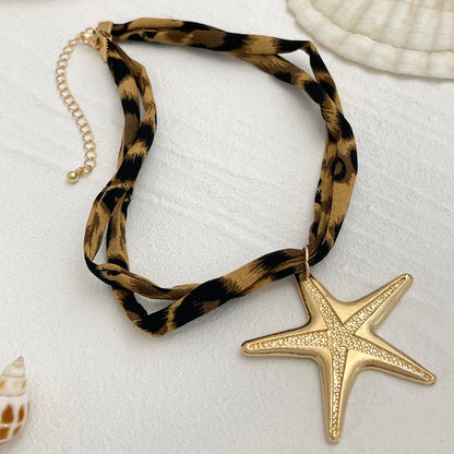 Colar Lenço Animal Print com Pingente Dourado