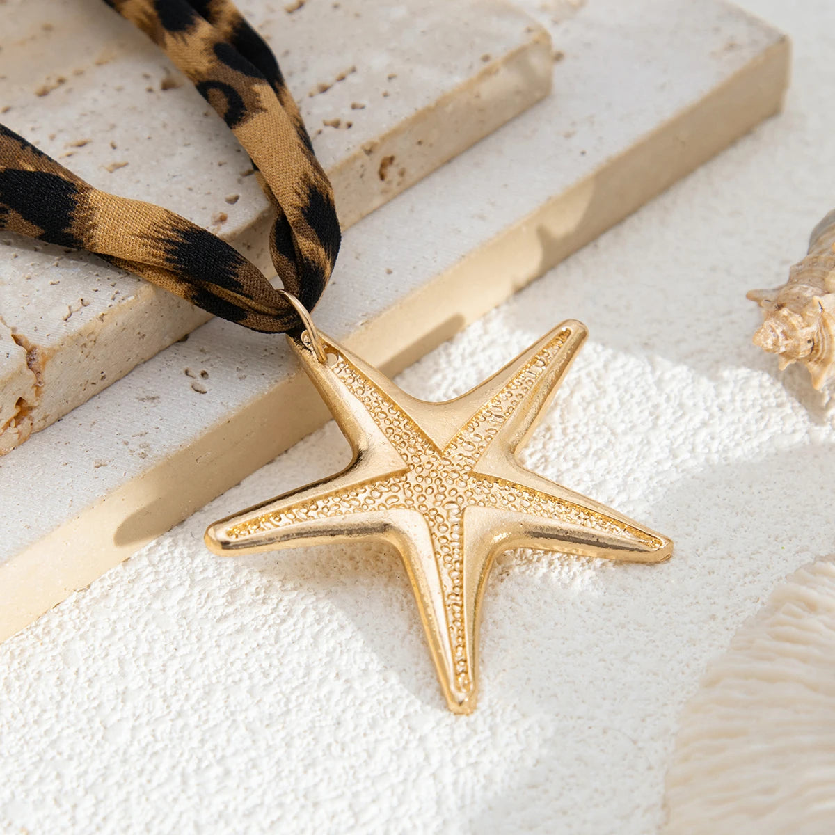 Colar Lenço Animal Print com Pingente Dourado