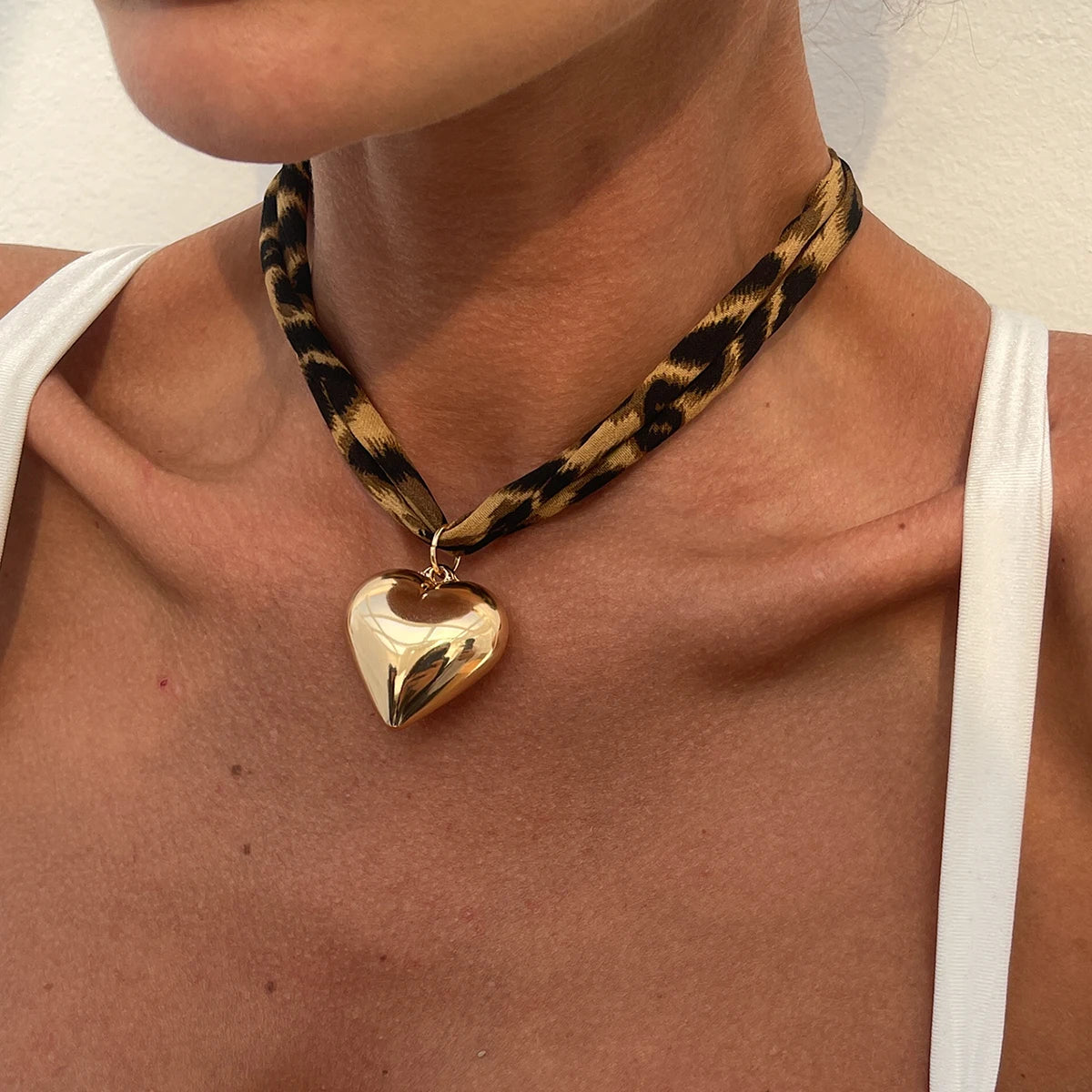 Colar Lenço Animal Print com Pingente Dourado