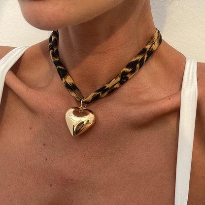 Colar Lenço Animal Print com Pingente Dourado