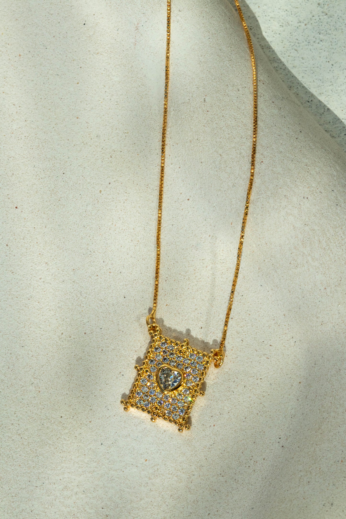 Conjunto Colar e Brinco Coração Cravejado de Cristal Dourado