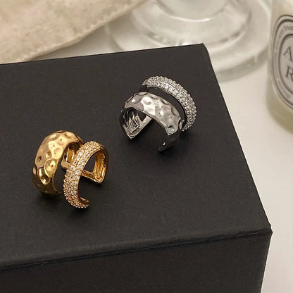 Brinco Ear Cuff Texturizado Cravejado em Zircônias