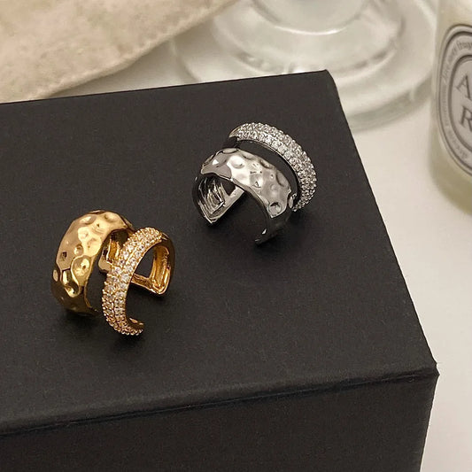 Brinco Ear Cuff Texturizado Cravejado em Zircônias