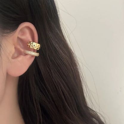 Brinco Ear Cuff Texturizado Cravejado em Zircônias