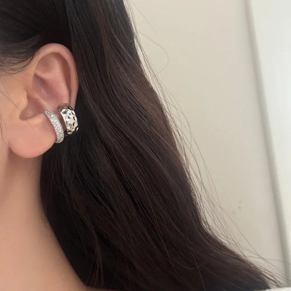 Brinco Ear Cuff Texturizado Cravejado em Zircônias