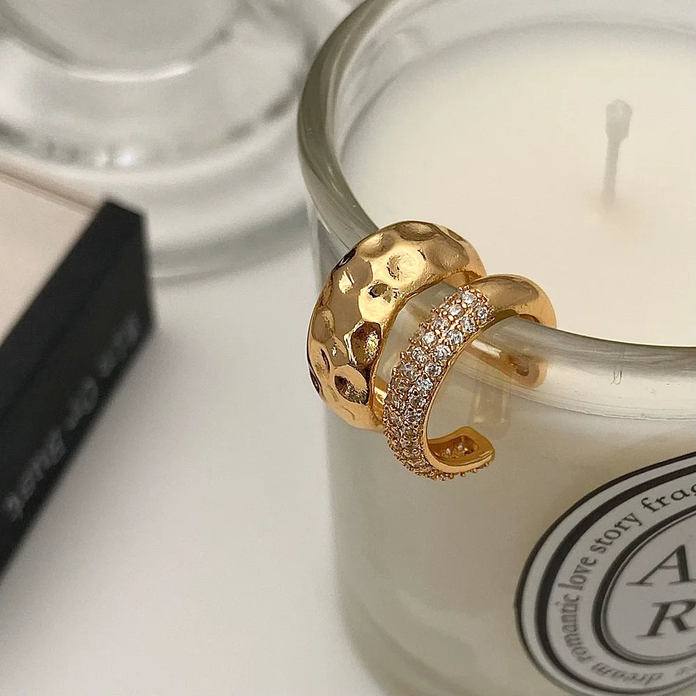 Brinco Ear Cuff Texturizado Cravejado em Zircônias