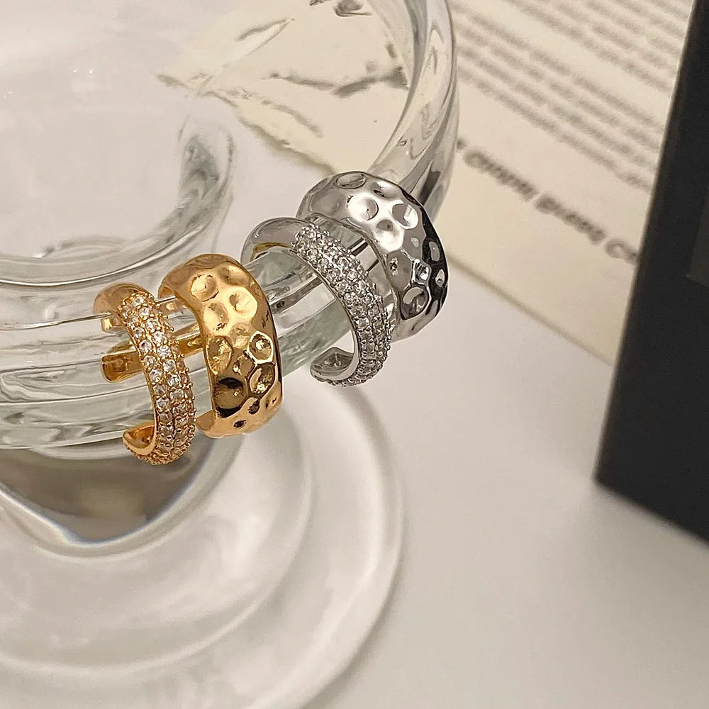 Brinco Ear Cuff Texturizado Cravejado em Zircônias