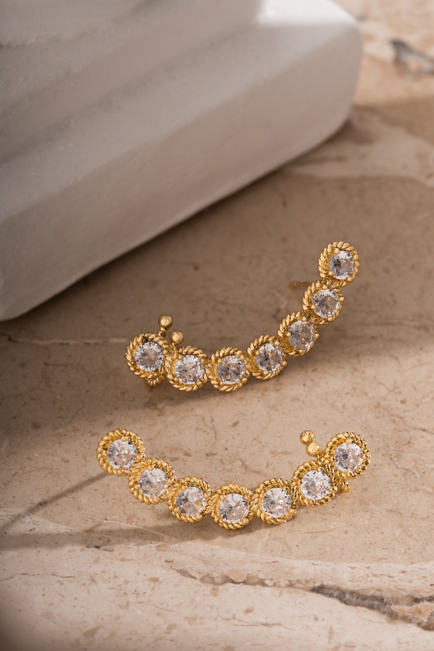 Brinco Ear Cuff Dourado com Cristal