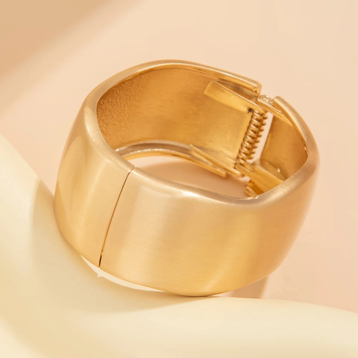 Pulseira Geométrica Dourada Fosca