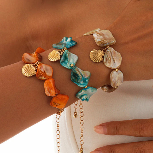 Pulseira Pedras Coloridas com Pingente Concha Dourada