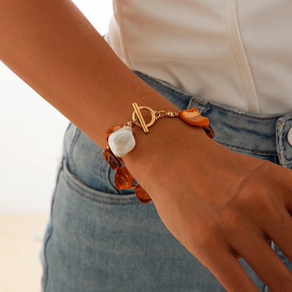 Pulseira Pedras Coloridas com Pingente Concha Dourada