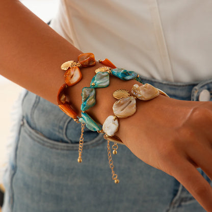 Pulseira Pedras Coloridas com Pingente Concha Dourada
