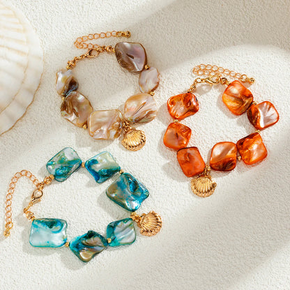 Pulseira Pedras Coloridas com Pingente Concha Dourada