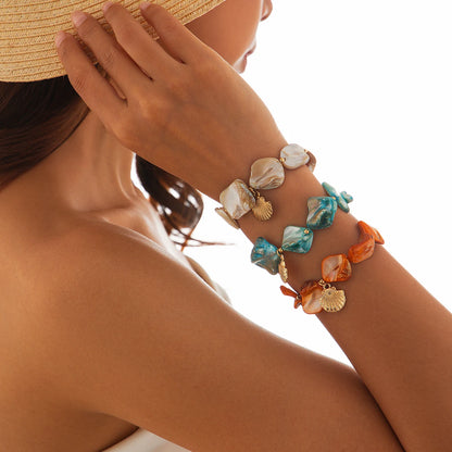 Pulseira Pedras Coloridas com Pingente Concha Dourada