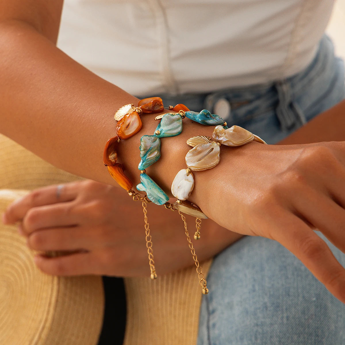 Pulseira Pedras Coloridas com Pingente Concha Dourada