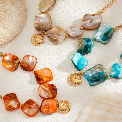 Pulseira Pedras Coloridas com Pingente Concha Dourada
