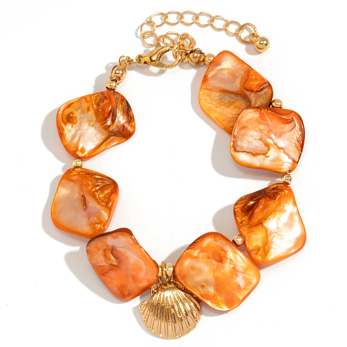 Pulseira Pedras Coloridas com Pingente Concha Dourada