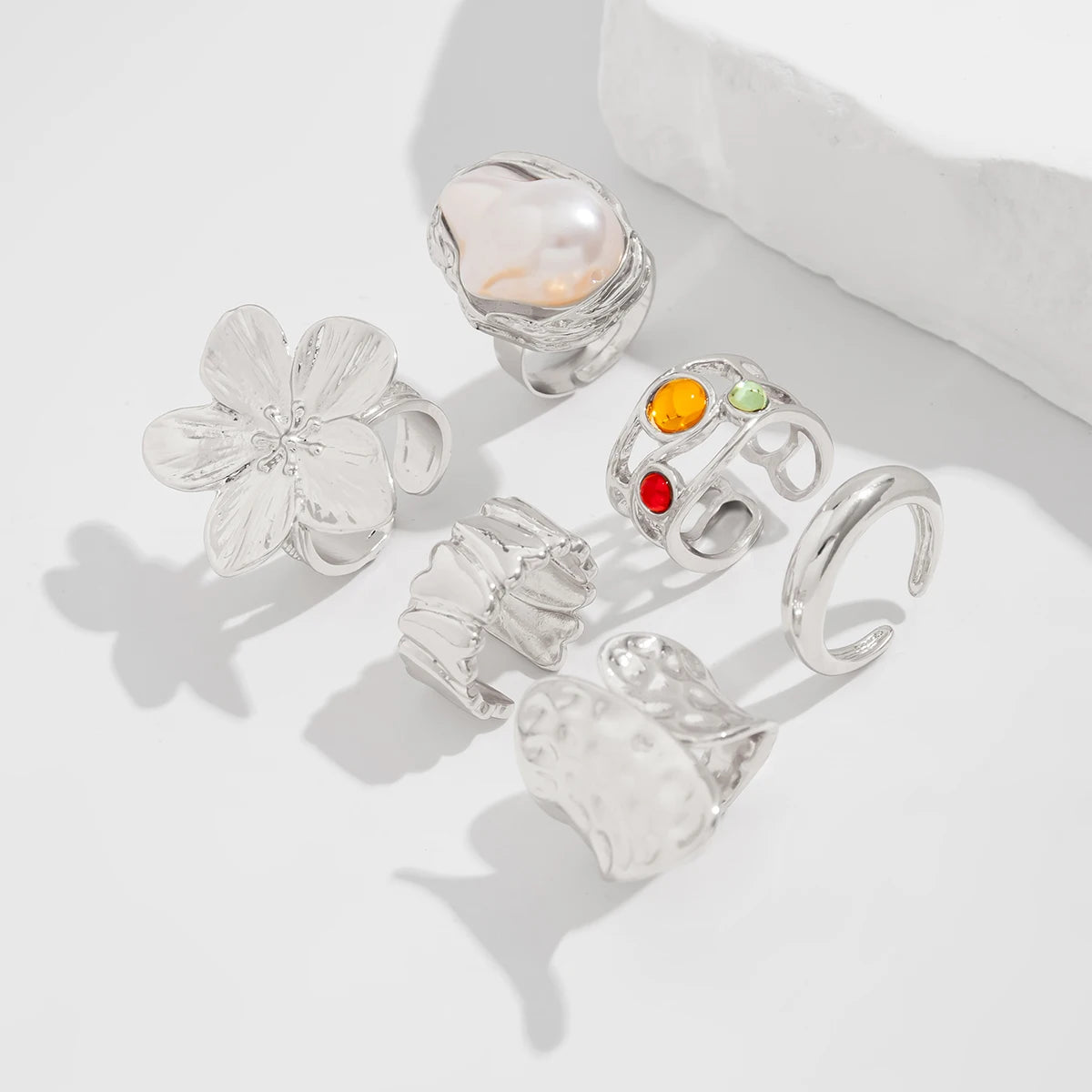 Conjunto de Anéis com Pérola e Pedras Coloridas