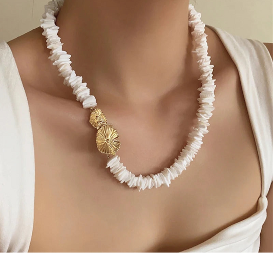Colar Conchas Naturais com Detalhes em Dourado