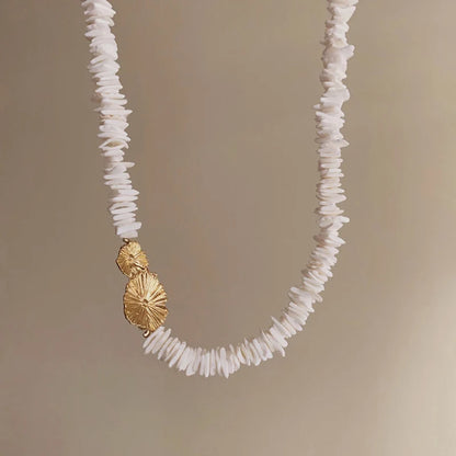 Colar Conchas Naturais com Detalhes em Dourado