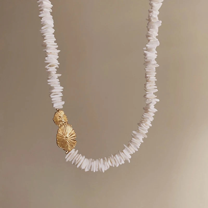 Colar Conchas Naturais com Detalhes em Dourado
