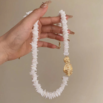 Colar Conchas Naturais com Detalhes em Dourado