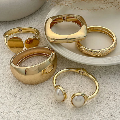 Trio de Pulseiras Esculturas Douradas